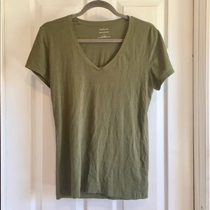 Banana Republic dark green v-neck T-Shirt!